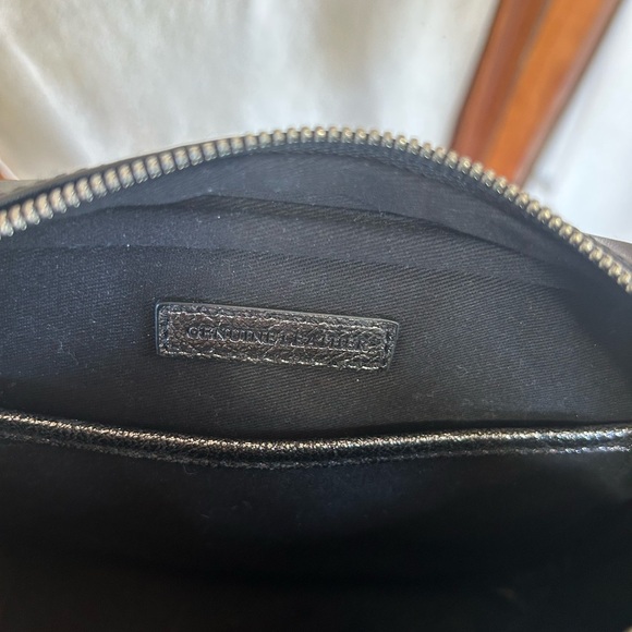 G.I.L.I. Black and Silver Metallic crossbody - Picture 8 of 11